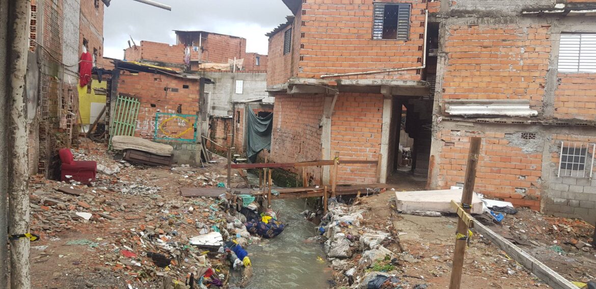 Comunidades em Paraisópolis e Capão Redondo convivem com o mesmo problema
