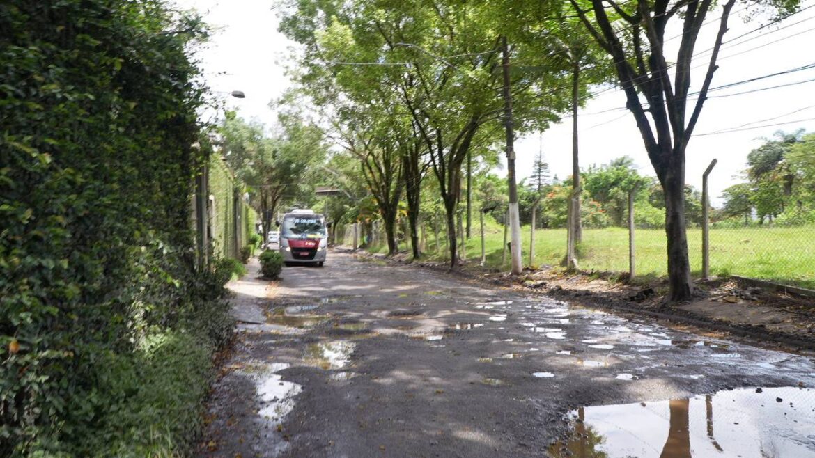 Buracos atrapalham a vida de pedestres e motoristas em Paraisópolis (SP)