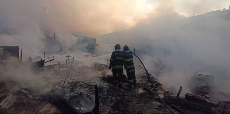 Incêndio destrói casas em uma comunidade em Osasco, São Paulo