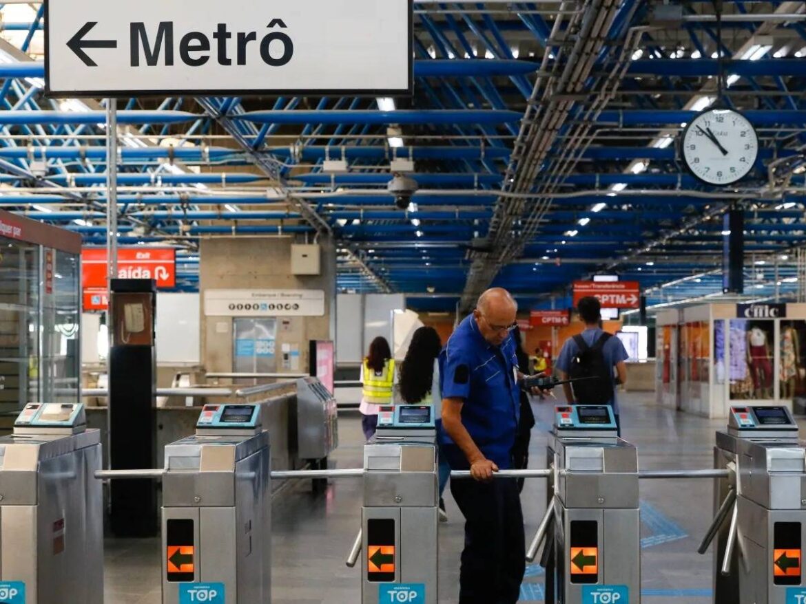 Greve de trem e metrô paralisa serviços em São Paulo