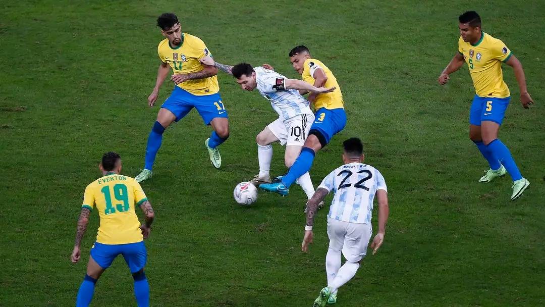 Brasil enfrenta Argentina pelas eliminatórias da Copa do Mundo nesta terça (21)