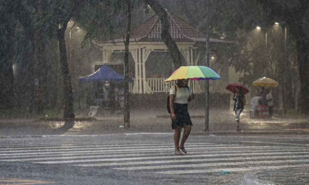 Inmet emite alerta para chuvas intensas em várias regiões do país